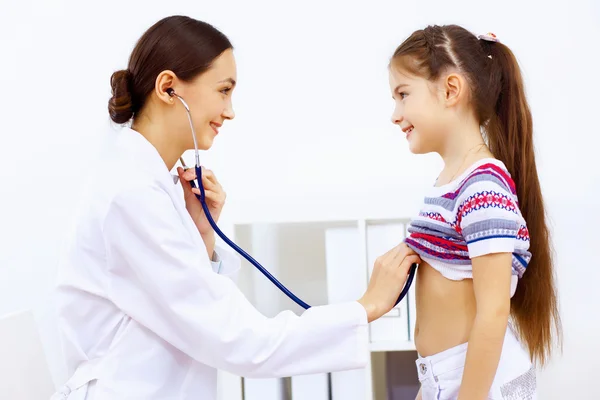Menina e um médico — Fotografia de Stock