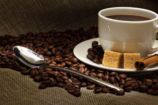 Ziarna kawy i biały kubek — Zdjęcie stockowe