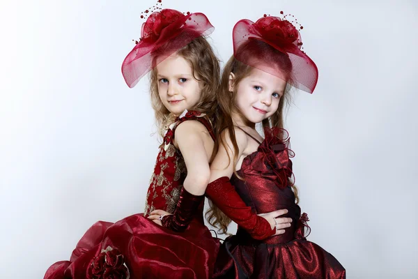 Kleine meisjes in mooie jurk — Stockfoto