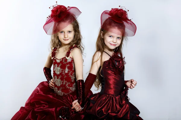 Kleine meisjes in mooie jurk — Stockfoto