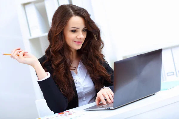 Unga busines kvinna med bärbar dator — Stockfoto