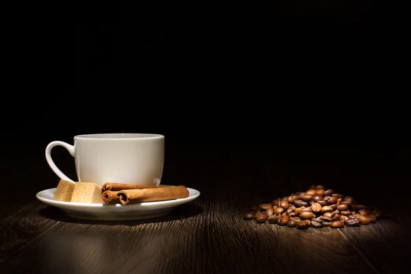 Granos de café y taza blanca —  Fotos de Stock