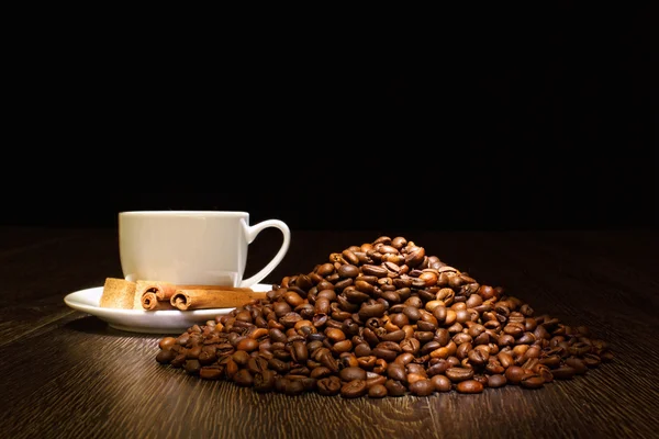Kaffeebohnen und weiße Tasse — Stockfoto