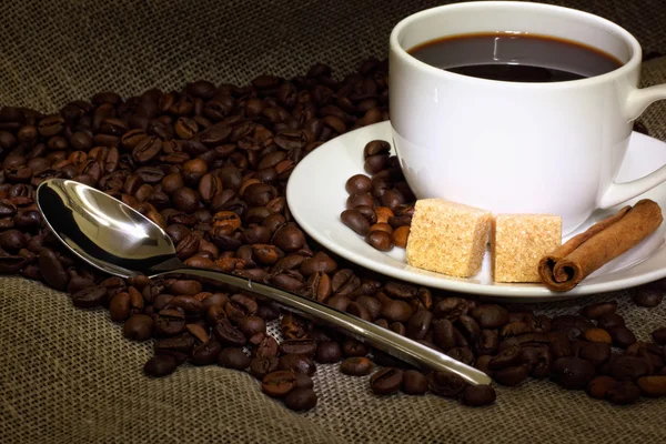 咖啡豆和白杯 — 图库照片
