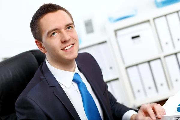Ung affärsman på kontoret — Stockfoto