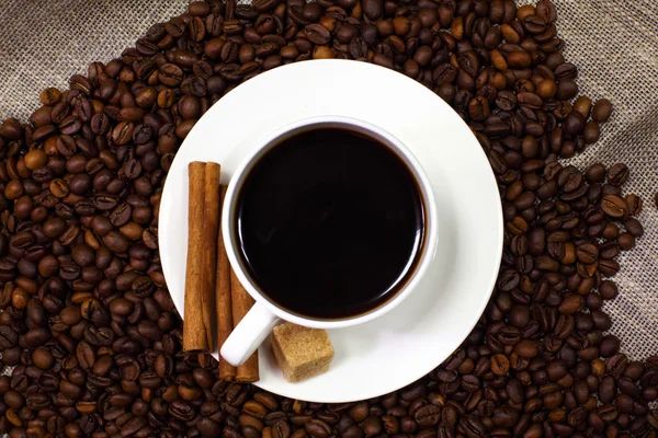 Koffiebonen en witte beker — Stockfoto