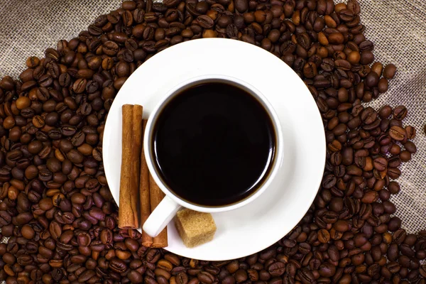 Chicchi di caffè e tazza bianca — Foto Stock