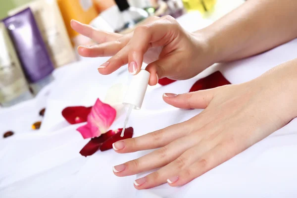 Vrouwelijke handen en manicure verwante objecten — Stockfoto