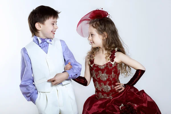 Маленькая девочка в красивом платье и мальчик — стоковое фото