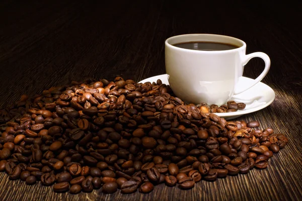 コーヒー豆と白カップ — ストック写真