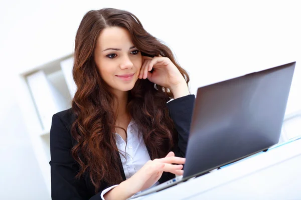 Unga busines kvinna med bärbar dator — Stockfoto