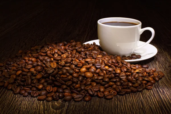 Koffiebonen en witte beker — Stockfoto