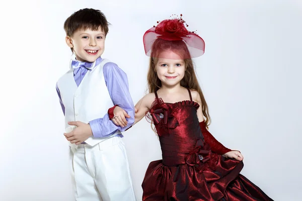 Κοριτσάκι σε όμορφο φόρεμα και αγόρι — Φωτογραφία Αρχείου