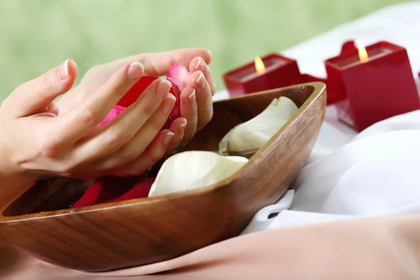Kobiece dłonie i manicure powiązanych obiektów — Zdjęcie stockowe