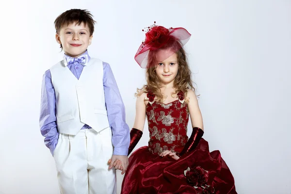 Liten flicka i vacker klänning och pojke — Stockfoto
