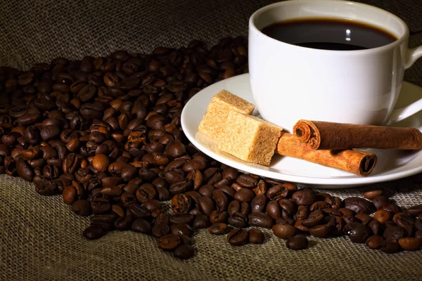 Granos de café y taza blanca — Foto de Stock