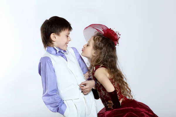 Klein meisje in een mooie jurk en jongen — Stockfoto