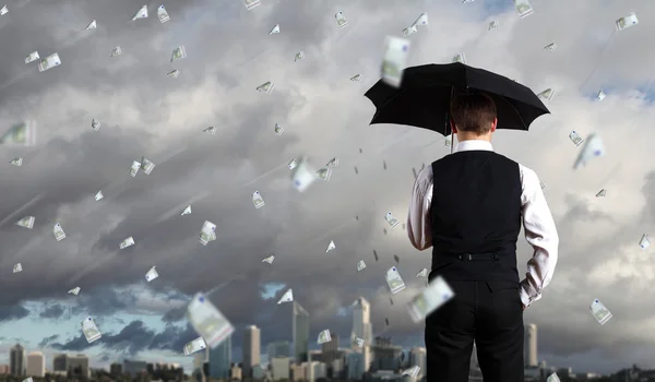 Pessoa de negócios sob chuva de dinheiro — Fotografia de Stock