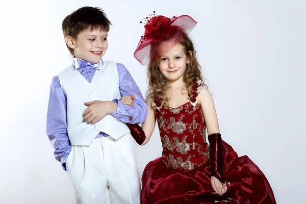 Liten flicka i vacker klänning och pojke — Stockfoto
