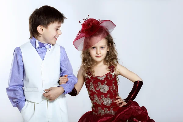 在漂亮的衣服和男孩的小女孩 — 图库照片