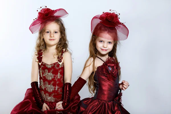 Маленькие девочки в красивом платье — стоковое фото