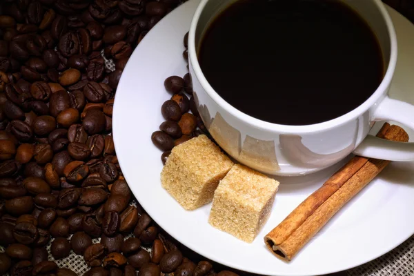 Kaffeebohnen und weiße Tasse — Stockfoto