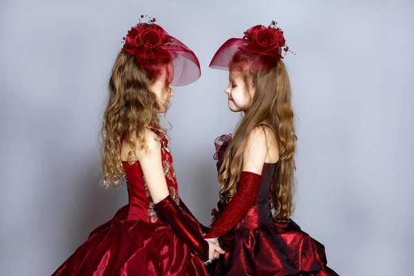 Маленькі дівчата в красивій сукні — стокове фото