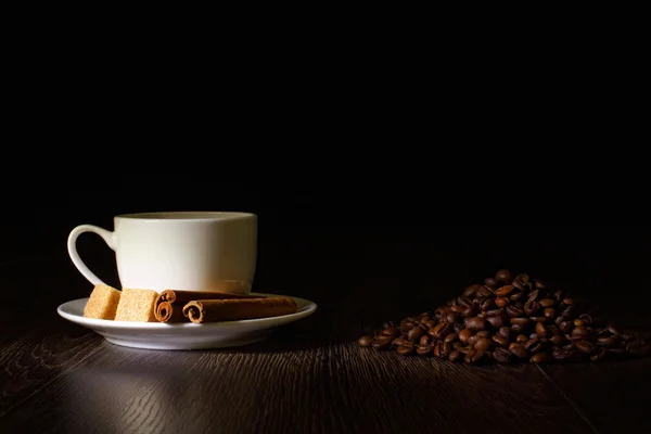 Grãos de café e xícara branca — Fotografia de Stock