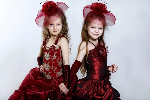 Μικρά κορίτσια στο όμορφο φόρεμα — Φωτογραφία Αρχείου