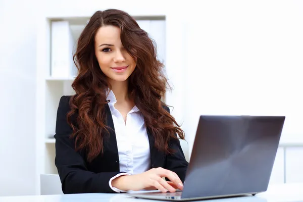 Young busines woman with notebook — Stock Photo, Image