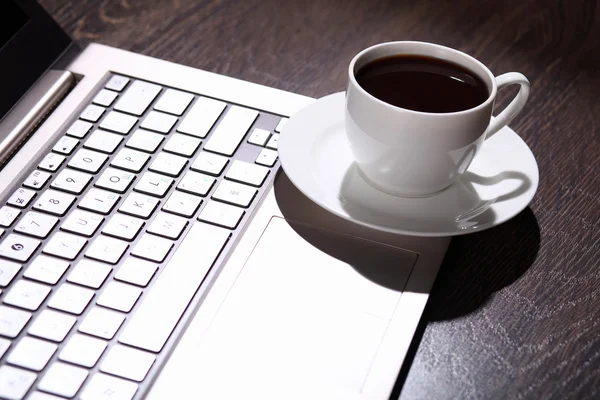 Koffie op zakelijke werkplek — Stockfoto