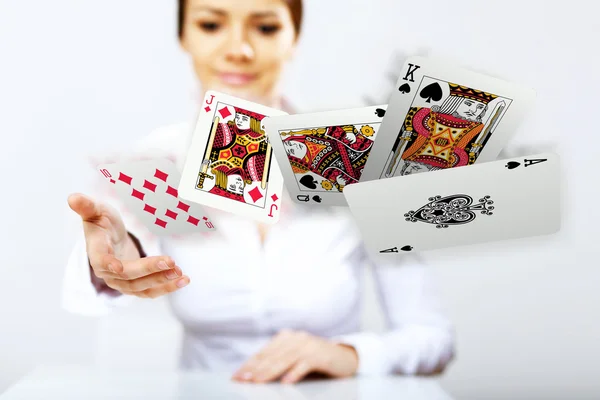 Χαρτιά του πόκερ προβολή νεαρή γυναίκα — Φωτογραφία Αρχείου