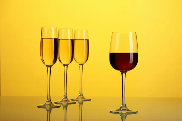 Briller med vin – stockfoto