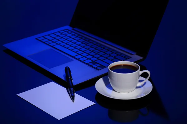 Koffie op zakelijke werkplek — Stockfoto