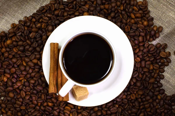 Chicchi di caffè e tazza bianca — Foto Stock