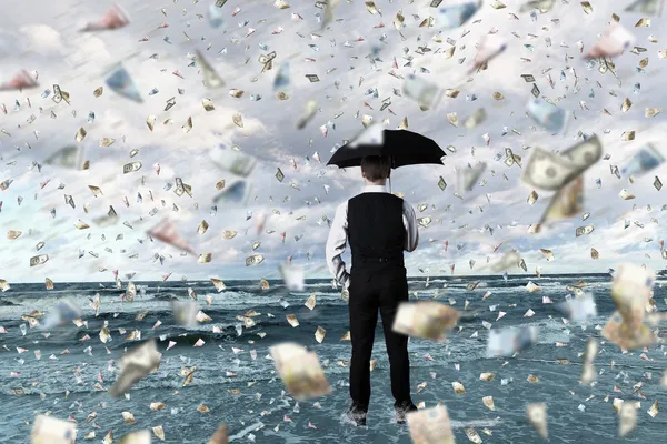 Pénz eső és üzletember esernyő — Stock Fotó