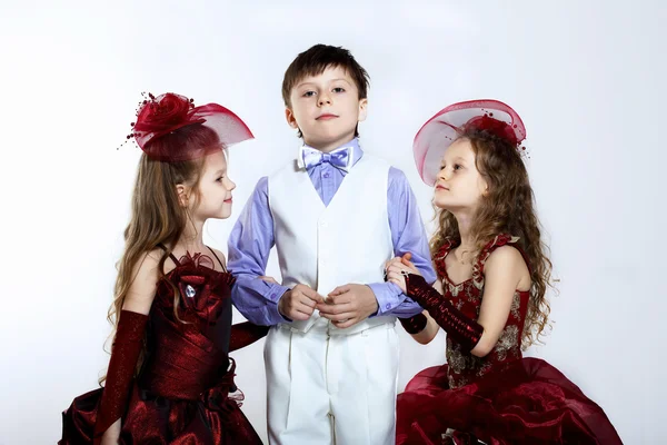 Klein meisje in een mooie jurk en jongen — Stockfoto