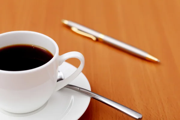 Café preto em uma xícara e caneta — Fotografia de Stock