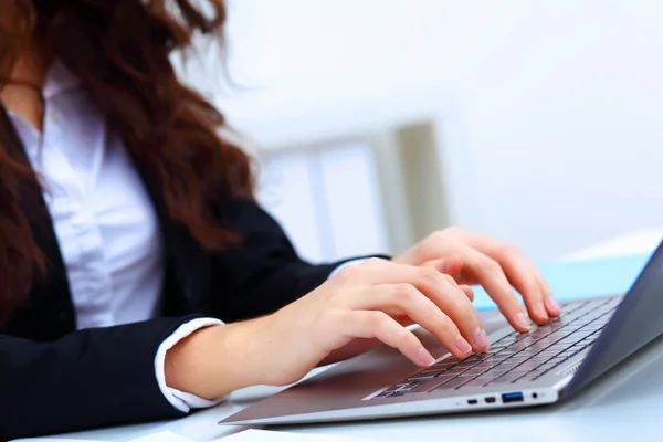 Jonge busines vrouw met laptop — Stockfoto