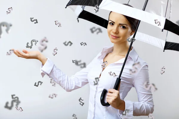 Γυναίκα των επιχειρήσεων υπό βροχή χρήματα με ομπρέλα — Φωτογραφία Αρχείου
