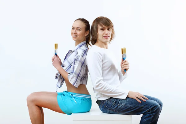 Couple with paint brushes — Stock Photo, Image