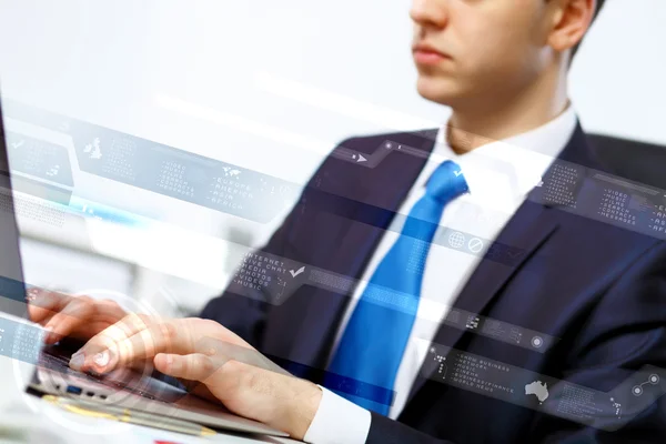 Persoană de afaceri care lucrează pe calculator — Fotografie, imagine de stoc
