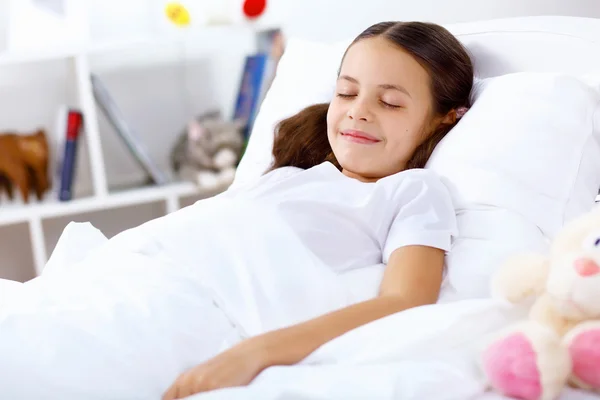 Menina dormindo na cama em casa — Fotografia de Stock