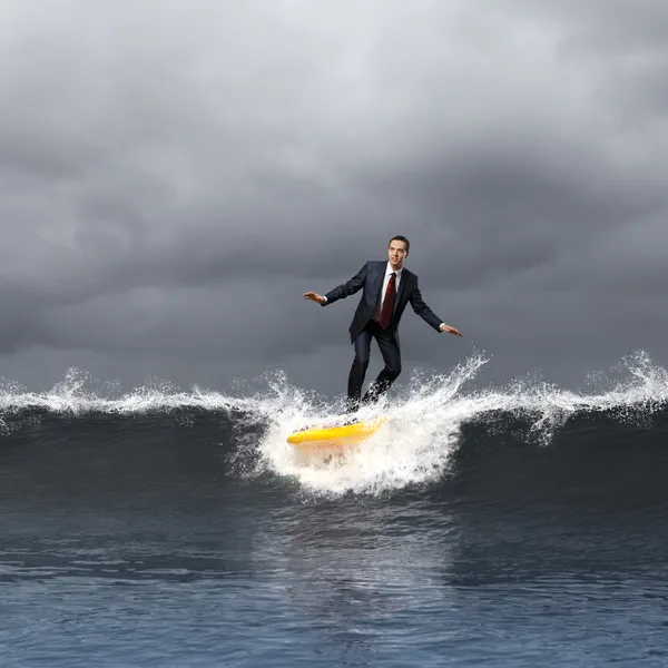 Молода бізнесмен серфінг на хвилях — стокове фото