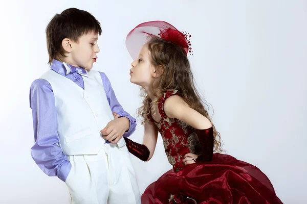 Маленька дівчинка в красивій сукні і хлопчик — стокове фото
