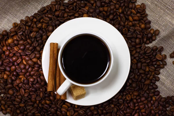 Kaffeebohnen und weiße Tasse — Stockfoto