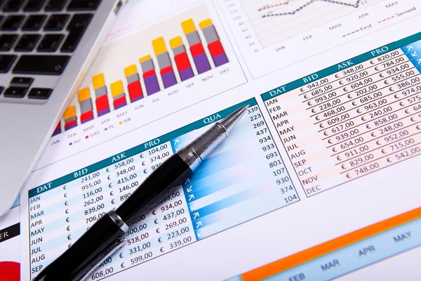 Documentos financeiros em cima da mesa — Fotografia de Stock