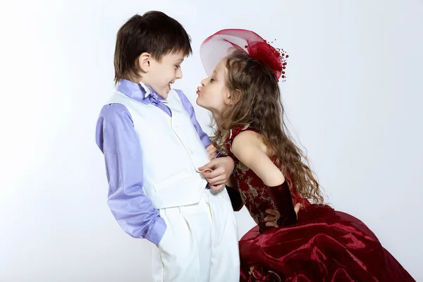 Маленька дівчинка в красивій сукні і хлопчик — стокове фото