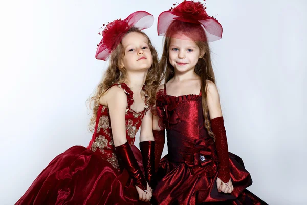 Små flickor i vacker klänning — Stockfoto