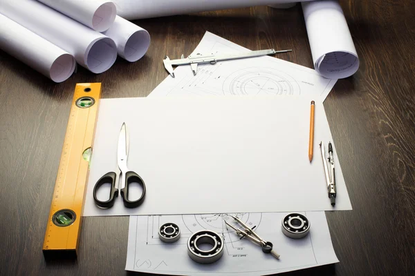 Nástroje a papíry s náčrtky — Stock fotografie